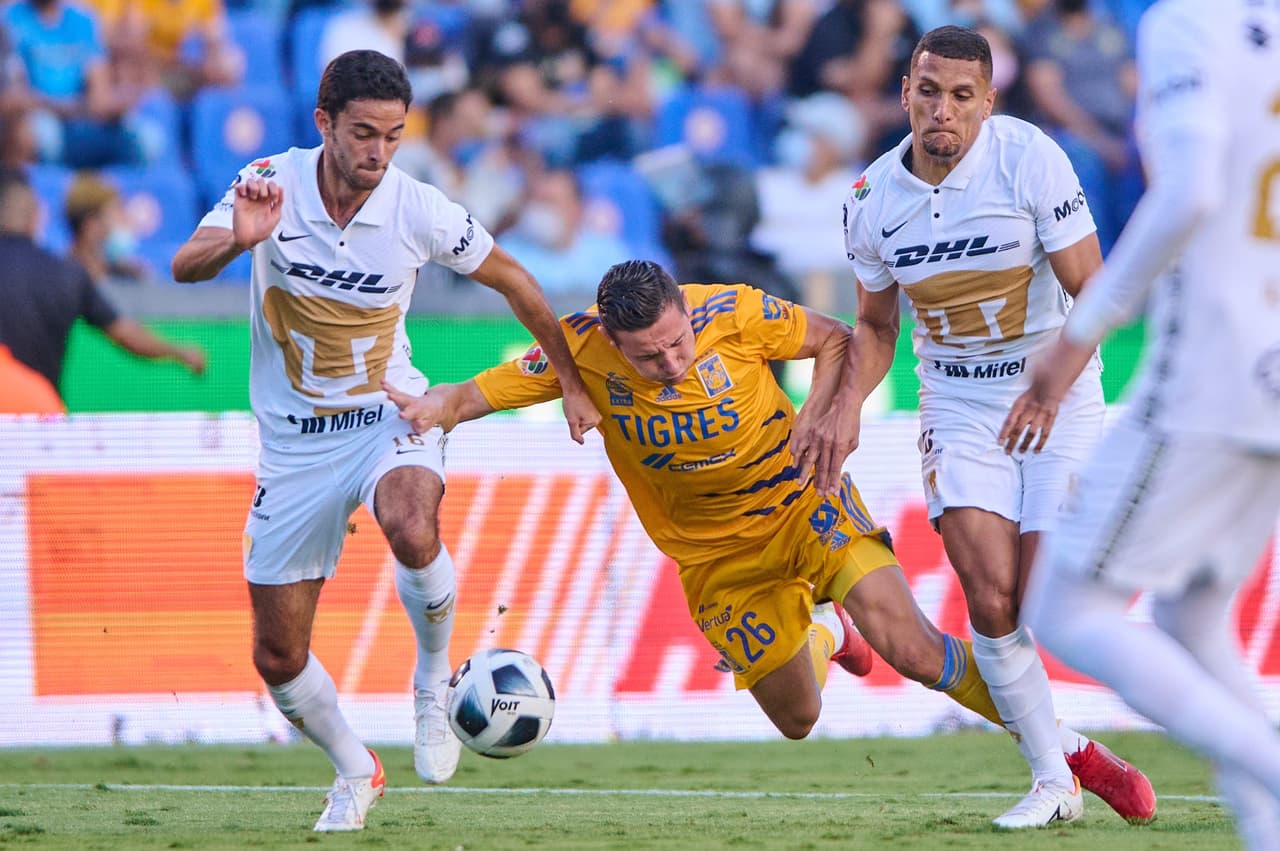 Antes del cuarto de hora, Florian Thauvin salía del campo tras sufrir una lesión muscular en un sprint. El galo cayó el suelo y se tomó la parte posterior de su pierna derecha.