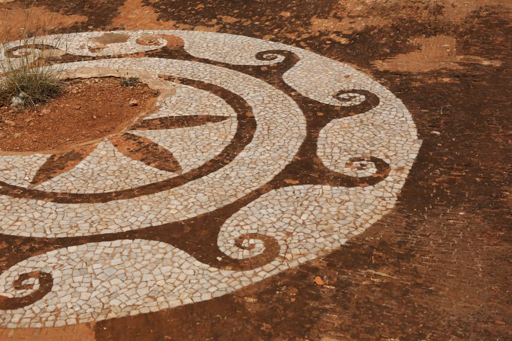 En el templo de Delfos y otros a lo largo de Grecia, las personas, tanto pobres como ricos, hacían largas filas para consultar al oráculo del pueblo y saber qué les destinaban los dioses. Ahí en ellos más que un oráculo la figura representativa era una pitonisa, que usaban los poderosos para 'contactar' a los dioses griegos.