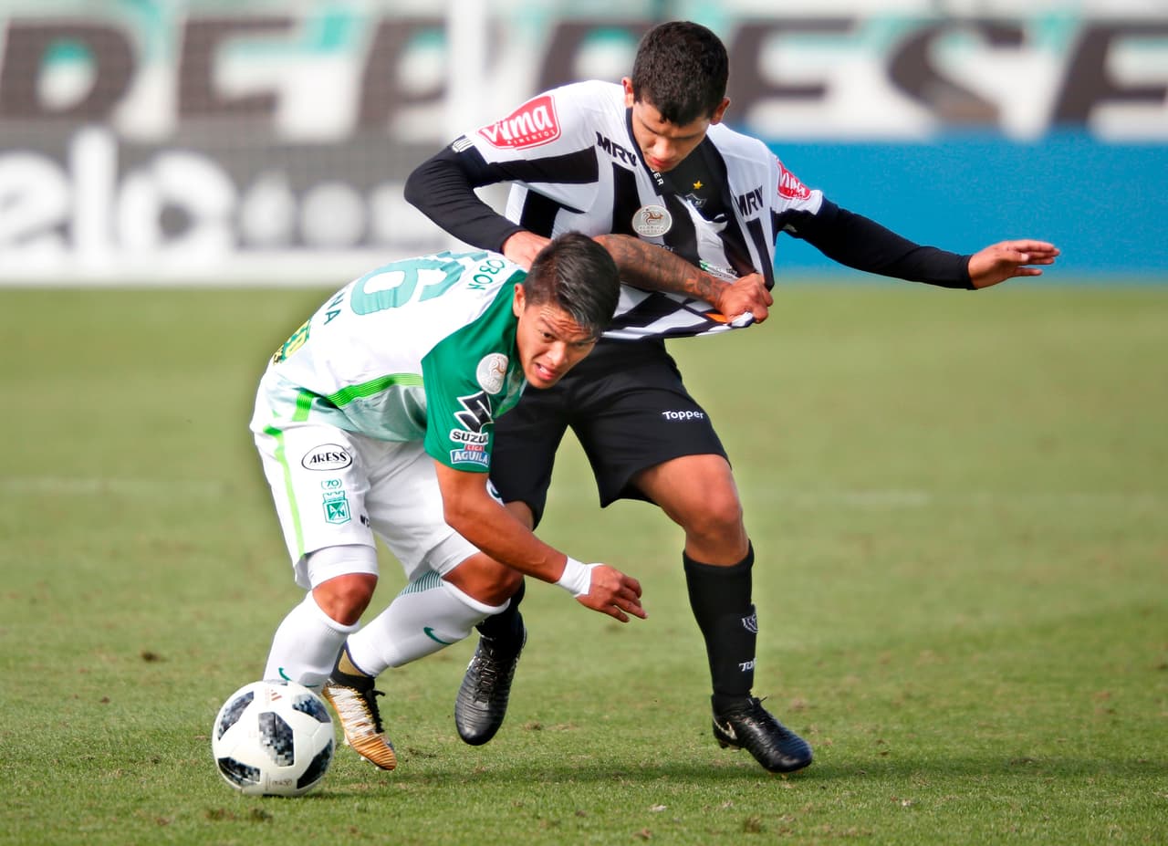 En Atlético Nacional no hay espacio para el venezolano
<b>Ronaldo Lucena, </b>quien en su país es considerado como una de sus futuras estrellas. No pudo salir en diciembre y el objetivo es ubicarlo en este mercado. Tiene un juego similar al de Matheus Uribe, quizás no tan agresivo en la recuperación.