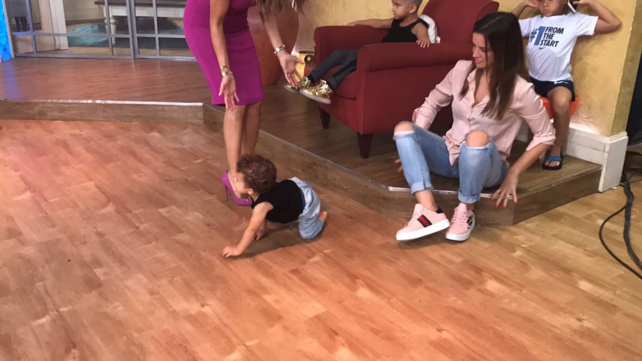 Inger, esposa de Nacho, y sus tres hijos llegaron a Despierta América junto al cantante.