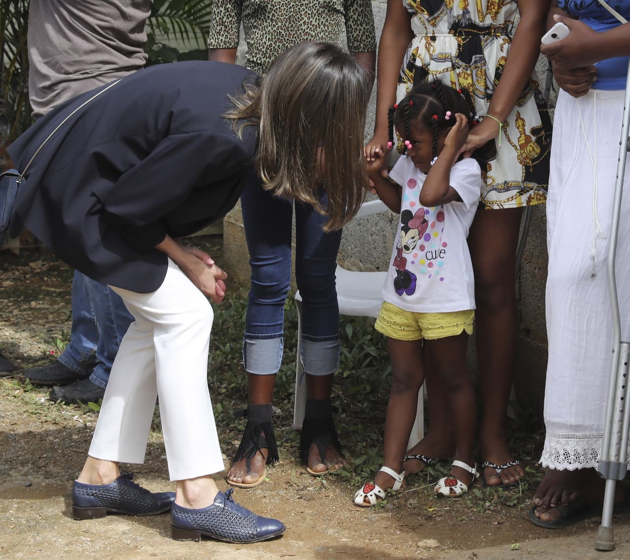 Cierto, en el día de su aniversario de bodas no hubo una cena romántica, pero aquí vemos a Letizia de forma relajada saludando a los residentes de un barrio en la localidad de Monte Plata, donde la ayuda española permite transformar vidas.
