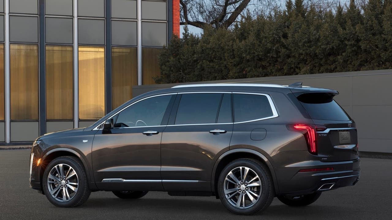 Ni la parte trasera ni el frontal de la nueva Cadillac XT6 2020 ofrecen sorpresas en el campo visual. Ambos vehículos siguen estrictamente los dictámenes del lenguaje visual establecido en el hermoso Cadillac CT6 sedán. Sin embargo, sus laterales son
<b> inexplicablemente genéricos</b> y demasiado cercanos a los de la Honda Pilt.