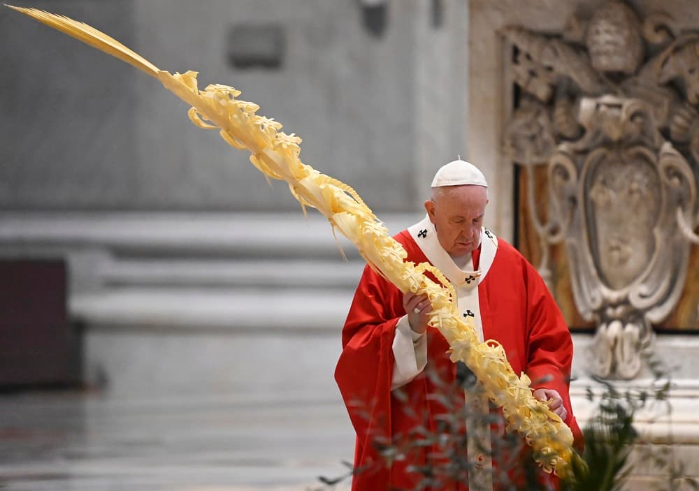 El papa Francisco dio este domingo inicio a los ritos de la Semana Santa con la celebración litúrgica de un Domingo de Ramos especial, pues ha tenido lugar en el interior de la Basílica de San Pedro y
<b> no en la plaza vaticana,</b> como es habitual, y no ha contado con fieles por la crisis del coronavirus.