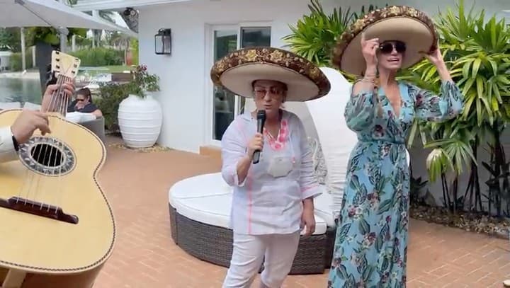 Y aprovechando que a La Flaca le llevaron mariachi como sorpresa de cumpleaños, Gloria le cantó como regalo la canción 'Sabor a Mí'.