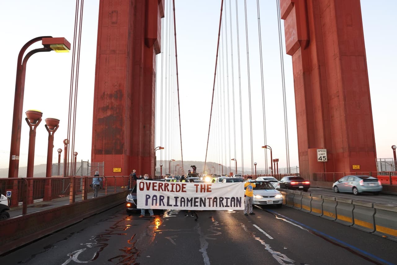 Cinco activistas terminaron arrestados la mañana de este jueves luego de que el tránsito vehicular sobre el Puente Golden Gate fuera completamente bloqueado por una protesta proinmigrantes.
