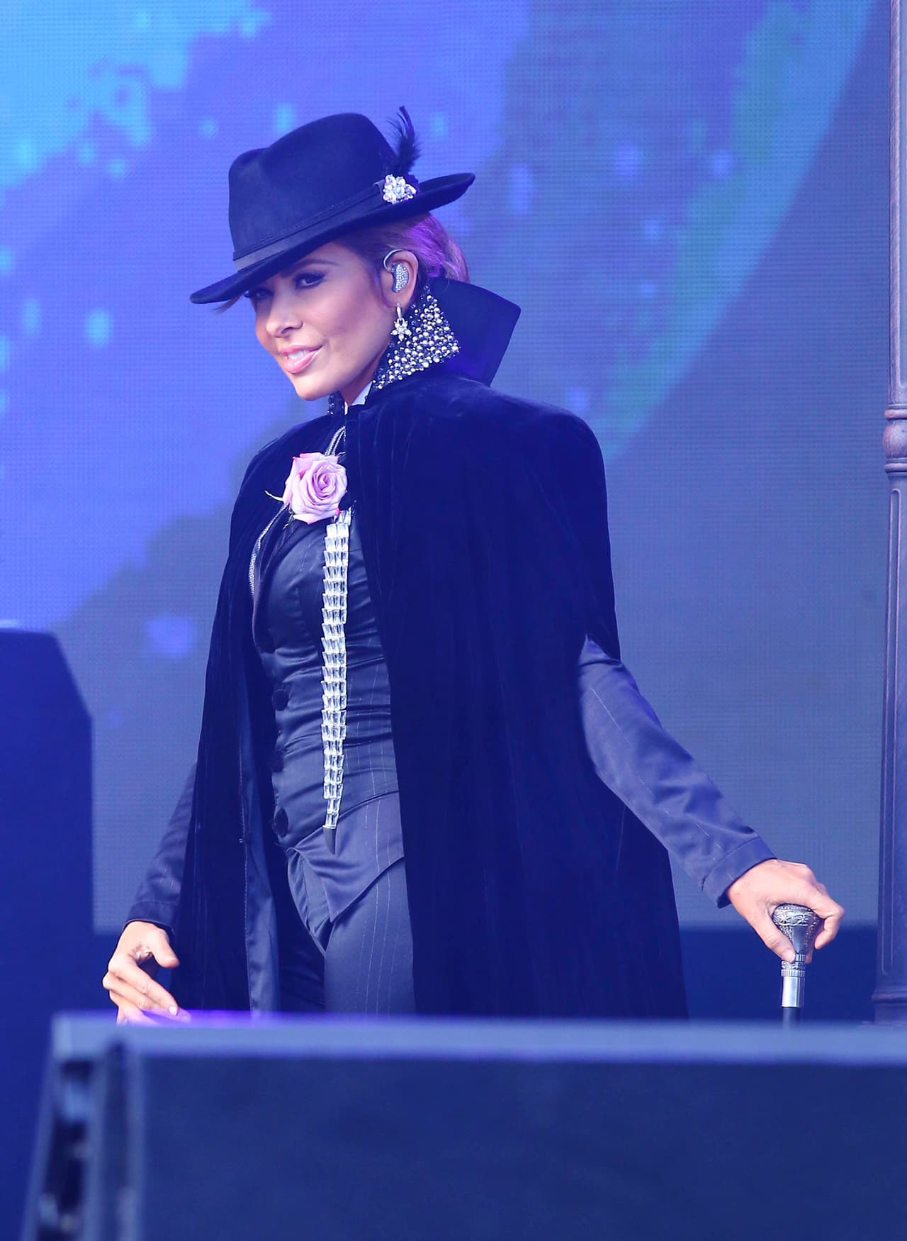 En su perfil de Instagram, acompañado de un clip del cover que ella le hizo a 'Perdóname', 
<b><a href="https://www.instagram.com/p/B2JGj1nFOlx/" target="_blank">Gloria Trevi escribió</a></b>: "Con todo mi cariño
<b> para los que le aman</b>, un fuerte abrazo de consuelo. Aplausos de pie hasta el cielo para 
<b>el inmortal Camilo Sesto</b>".