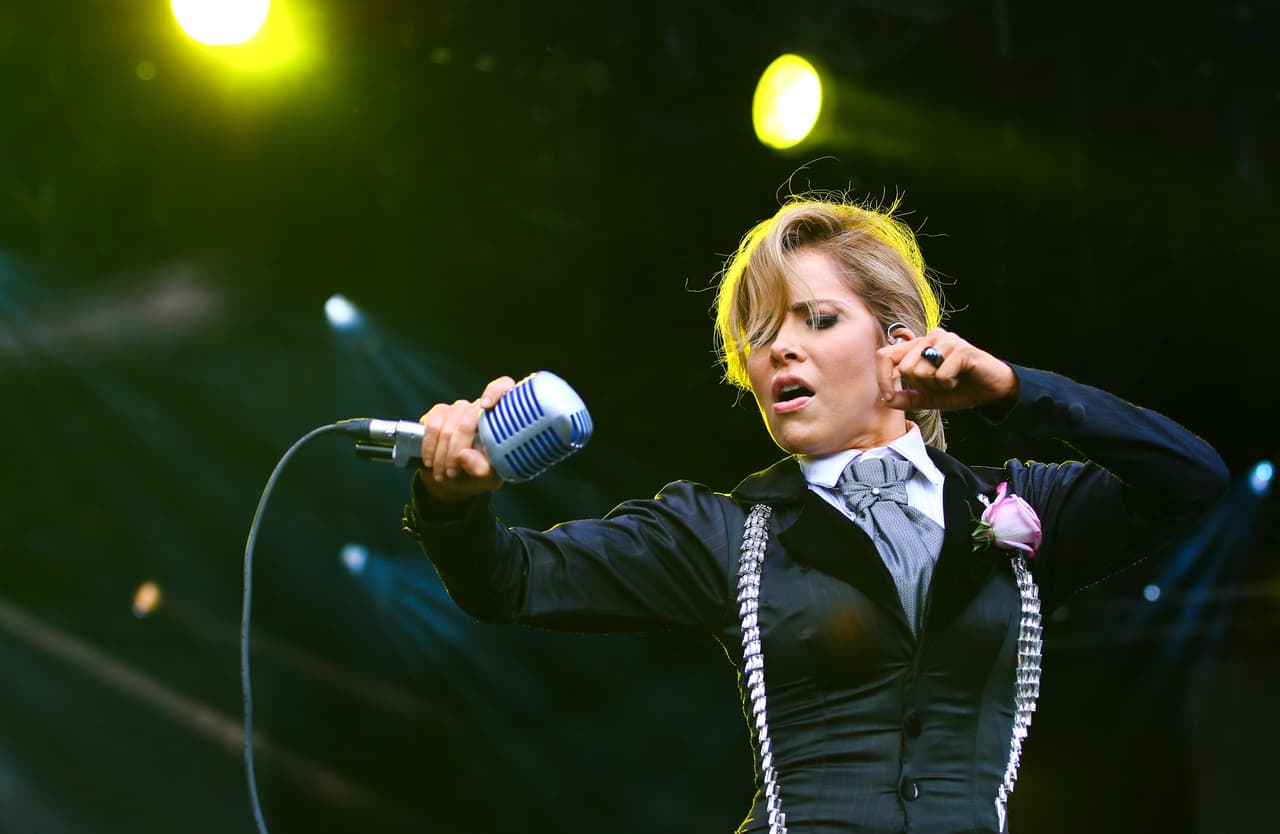 Esta cantante siempre se ha dado a conocer por su nivel interpretativo y en gran parte se logra por sus atuendos.