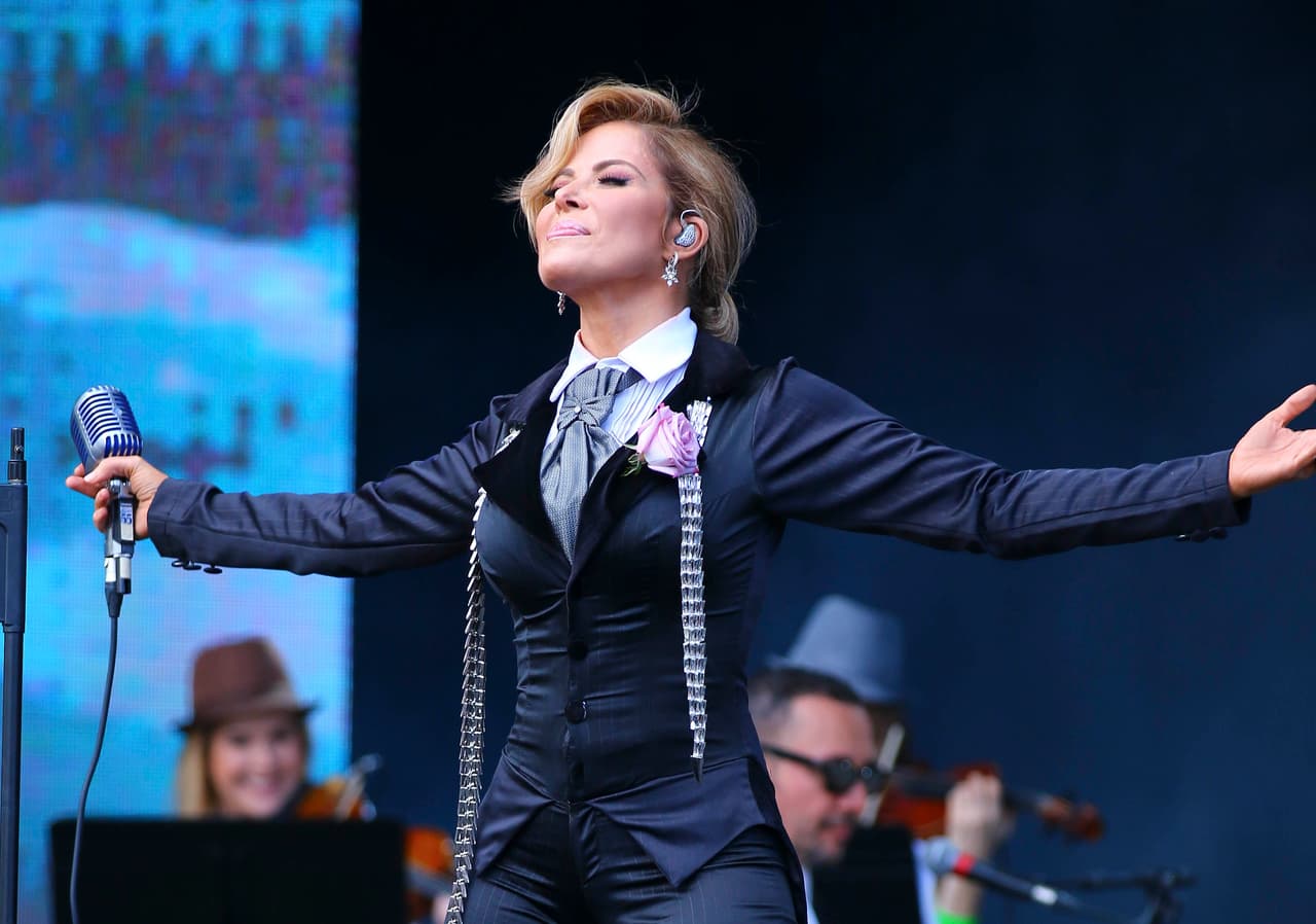 ¡Sí querida, te ves fantástica con lo que te pongas y eso lo sabes!