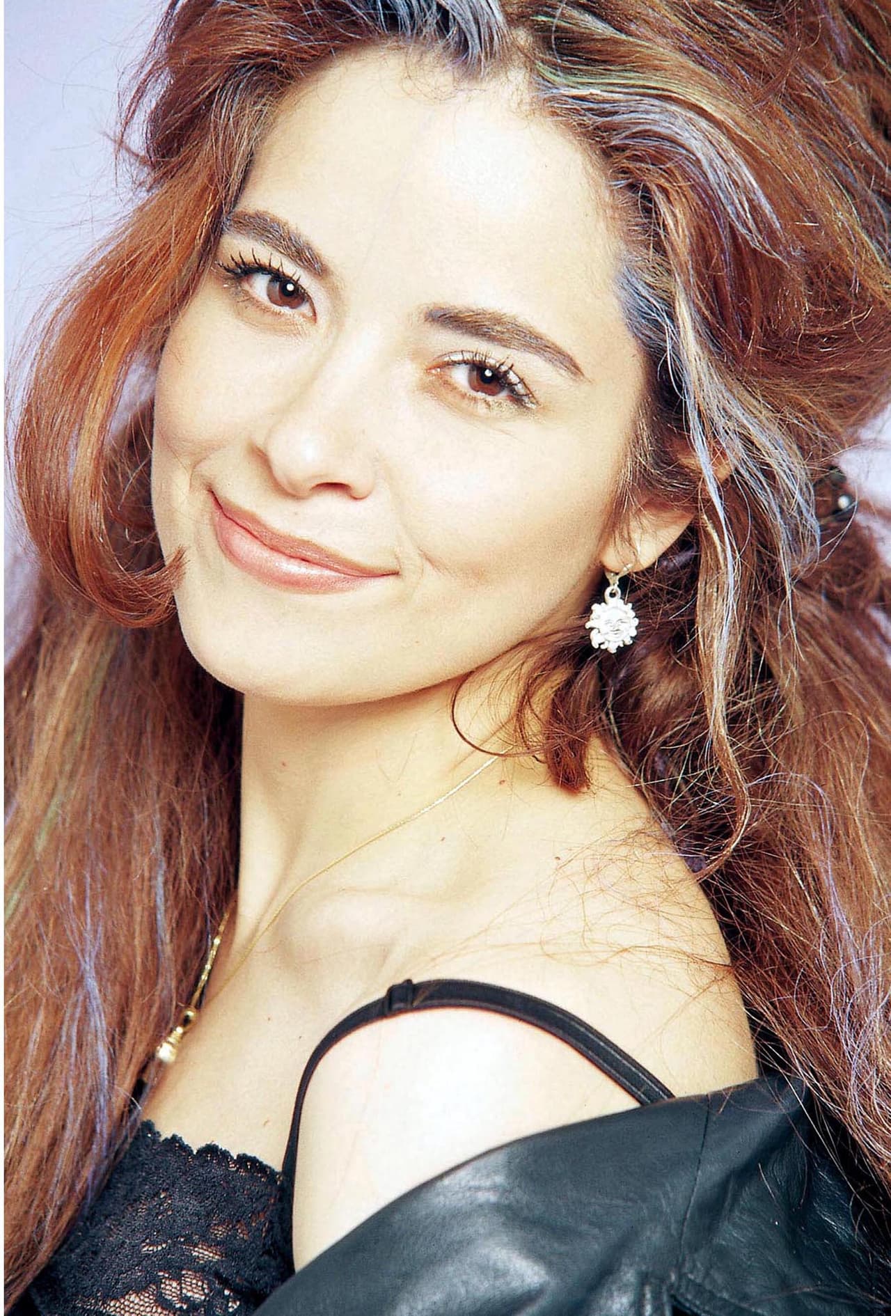 <b><a href="http://www.univision.com/temas/gloria-trevi">Gloria Trevi</a></b> estrenó dos baladas que siguen siendo canciones favoritas por sus seguidores, 'Me siento tan sola' y 'Con los ojos cerrados'.