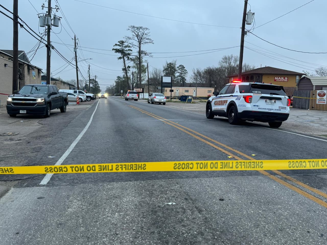 El Sheriff del condado de Harris, Ed Gonzalez, mencionó que el hispano estaba durmiendo en su habitación con sus dos hermanas, de 6 y 7 años, 
<b>cuando fue alcanzado por los disparos en la zona de Cloverleaf.</b>