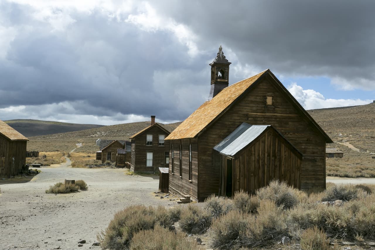 Fue hasta el año 1910 cuando el pueblo fue en declive, pues los mineros se fueron de Bodie para buscar tierras más prometedoras.