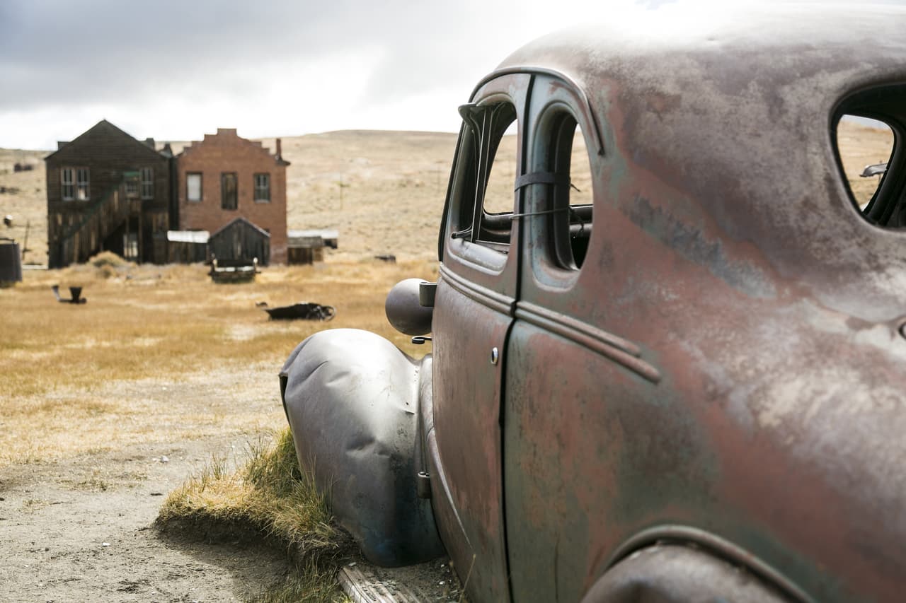 Algunos polvorosos autos aún se quedaron ahí. Como este Ford.