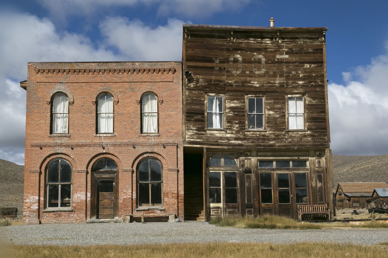 Al este de la Sierra Nevada, a 75 millas al sureste de Lake Tahoe es donde Bodie se encuentra.