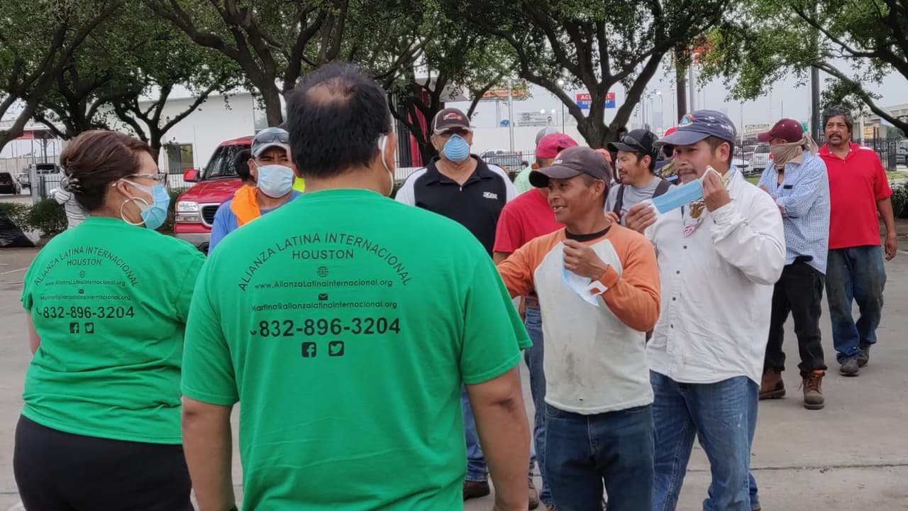 Los jornaleros reciben también mascarillas, guantes y desinfectantes.