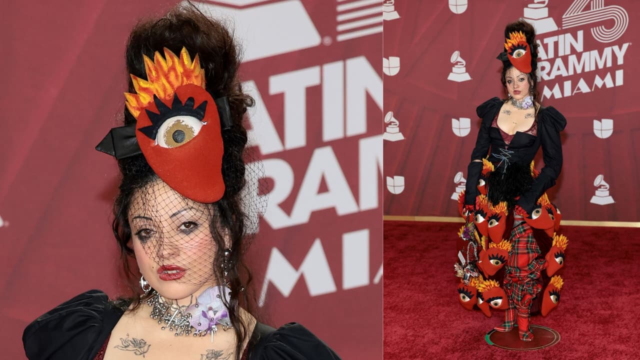 Mon Laferte llega a la alfombra roja.