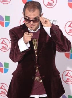 Ante los reflectores, Aleks Syntek mostraba signos de alopecia que repentinamente cambiaron por una cabellera más abundante.