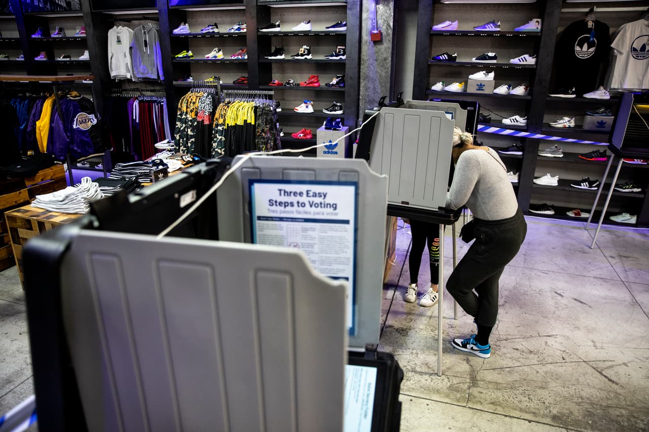 Quienes optaron por salir a votar este 
<a href="https://www.univision.com/local/san-francisco-kdtv/elecciones-estados-unidos-2020" target="_blank">3 de noviembre</a> tienen hasta las 8 pm para depositar sus boletas electorales en un buzón electoral o para asistir directamente a una oficina de elecciones. En la imagen, una mujer emite su voto dentro de la tienda de zapatos Shiekh Shoes.