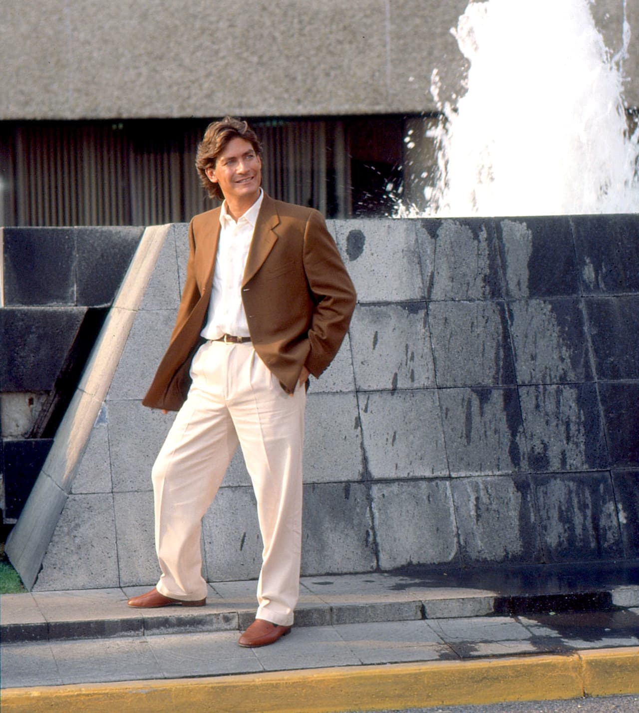 En la telenovela, Elena se enamora de Ernesto (Sebastián Ligarde), a quien cree un hombre bondadoso. Pero era uno de los villanos de la historia.