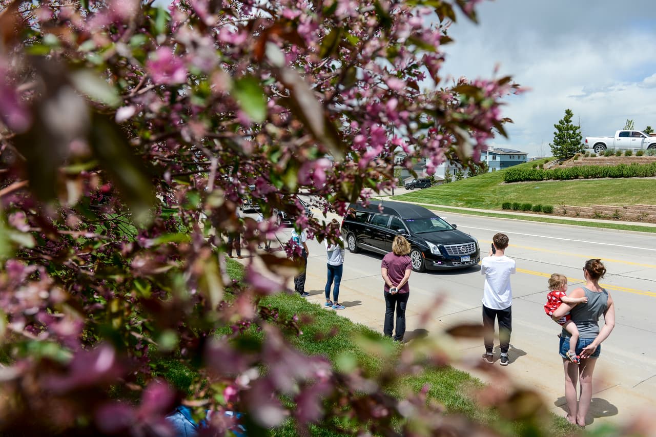 La gente se alineaba en la calle para recibir con honores al coche fúnebre que llevó el cuerpo de Castillo.