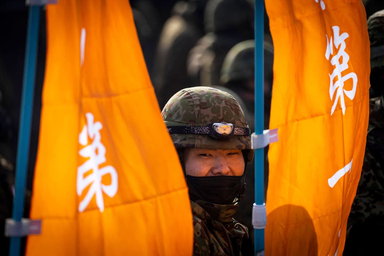 <b>Puesto 5. Japón</b>
<br>
<br>
<b>Índice de Poder: 0.1195 puntos.</b>
<br>
<br>Población: 124 millones de habitantes.
<br>
<br>Personal militar: 309,000 hombres. 240,000 activos y 55,000 reservistas.
<br>
<br>Fuerza aérea: 1,449 aeronaves. 217 aviones caza y 554 helicópteros.
<br>
<br>Fuerzas Terrestres: 1,004 tanques, 5,500 vehículos armados y 99 lanzacohetes.
<br>
<br>Fuerzas navales: 155 naves. 0 portaaviones, 36 destructores y 21 submarinos.
<br>
<br>Presupuesto anual de defensa: 47,482 millones de dólares.
<br>