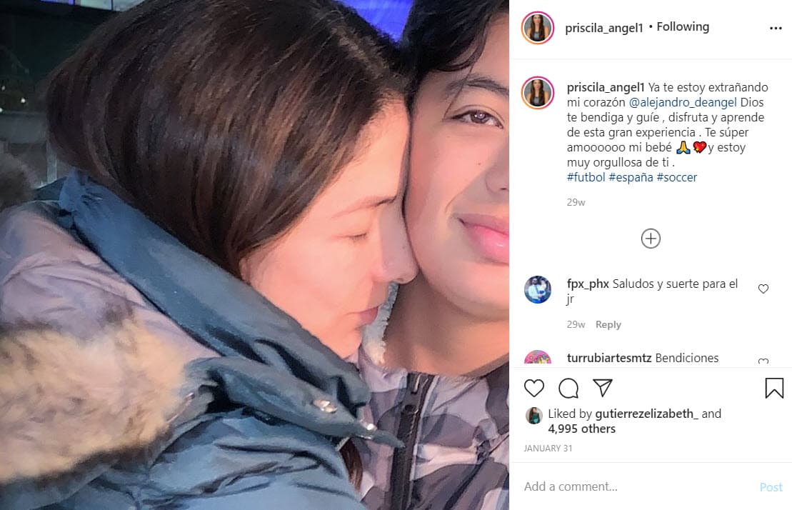 A Alejandro le gusta mucho el fútbol. Apenas en enero pasado su mamá le deseó suerte para ir a España y probarse en este deporte: "Ya te estoy extrañando mi corazón @alejandro_deangel. Dios te bendiga y guíe, disfruta y aprende de esta gran experiencia. Te súper amo mi bebé y estoy muy orgullosa de ti. #futbol #España #soccer", escribió en Instagram.