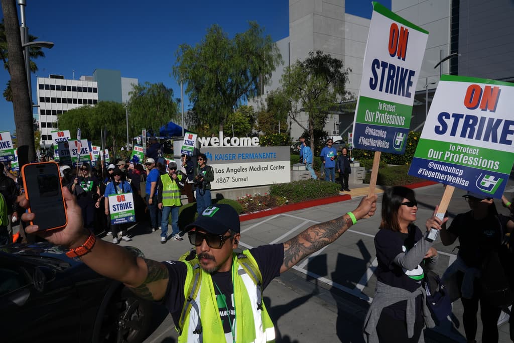 Los huelguistas señalan que los salarios están al menos 7% por debajo de los de sus pares en otras instituciones. Nancy Bolanos-Rice, enfermera de 45 años en Bakersfield, California, indicó que las negociaciones han durado cinco meses sin acuerdo. 
<br>
<br>Nicole Wooten, enfermera registrada en Kaiser Riverside en el sur de California, describió turnos largos con cargas de pacientes elevadas. Walter Fulgram, asistente médico en Kaiser Santa Clara con casi 15 años de servicio, señaló inconsistencias entre departamentos y sedes.