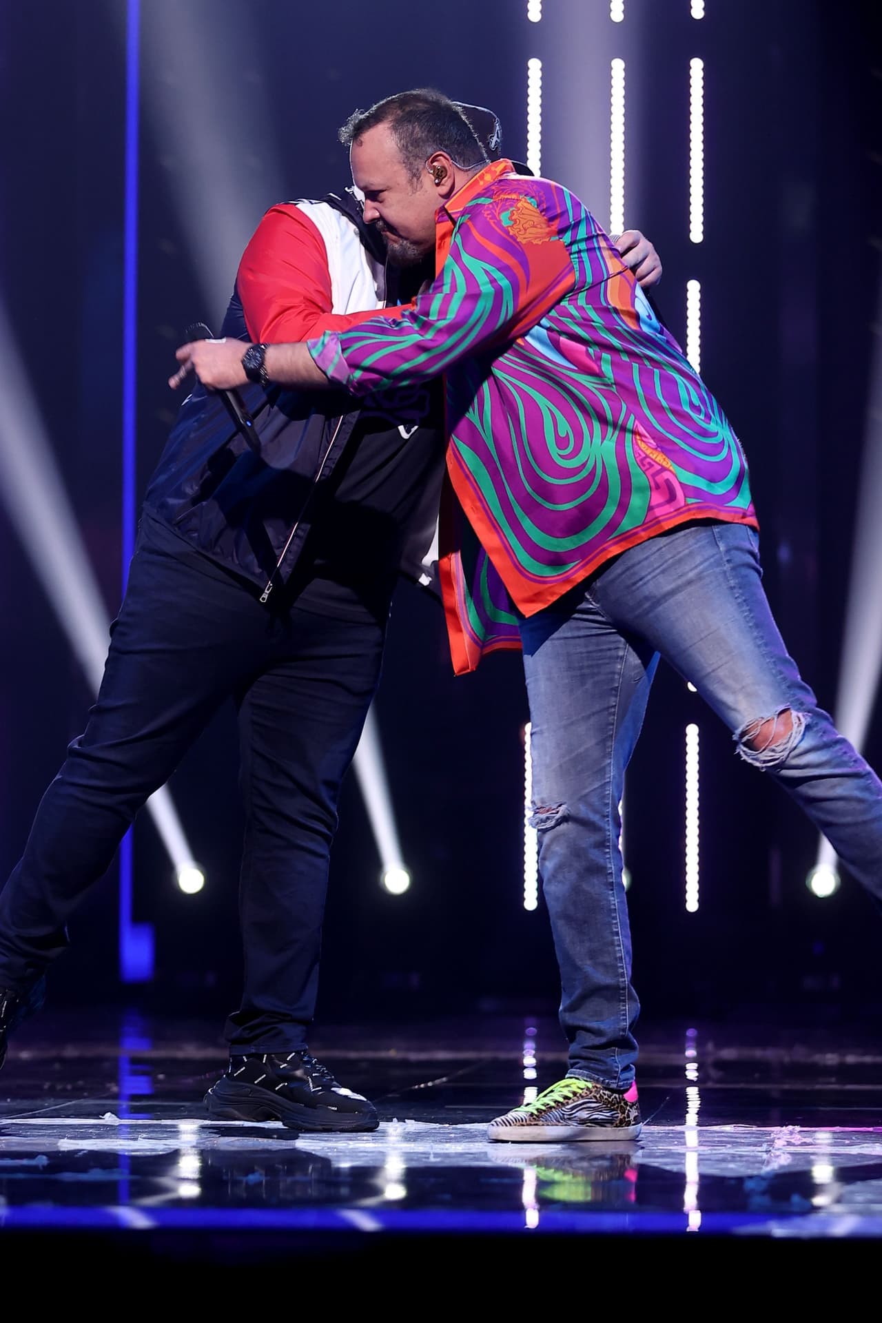 Ya desde los últimos ensayos de la premiación, Pepe y El Fantasma demostraron que su complicidad sobre el escenario va más allá de la música con este abrazo fraternal.