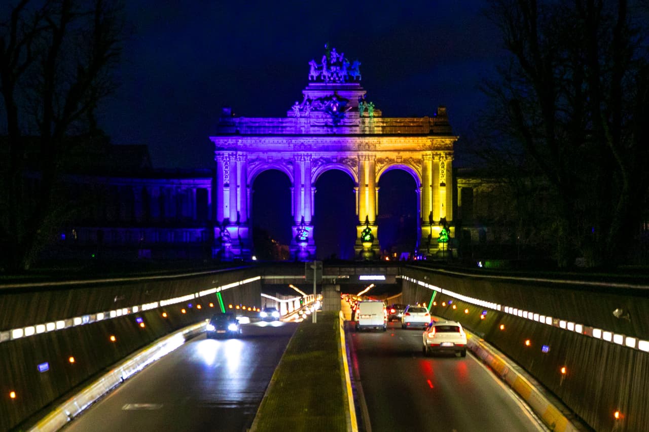 El arco del triunfo de Bruselas, Bélgica, el día que comenzó la invasión rusa a Ucrania. “Nueva York es el orgulloso hogar de la población ucraniana más grande de Estados Unidos y condenamos la violencia injusta e inconcebible que se perpetra contra el pueblo de Ucrania”, dijo la gobernadora Hochul en un comunicado.
<br>
<br>Además de en Nueva York, hubo iluminaciones similares en Boston, Chicago, Dallas o Minneapolis, según recogieron medios locales.
<br>
<br>
<i><a href="https://www.univision.com/noticias/mundo/refugiados-ucranianos-invasion-rusia-ucrania-onu-acnur-fotos"><u>Mira aquí la penosa huida de ucranianos que buscan refugio en los países vecinos ante la invasión rusa.</u></a></i>