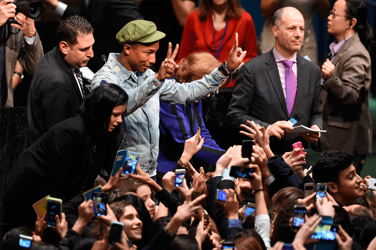 Pharrell Williams en la ONU, por el Día Internacional de la Felicidad.