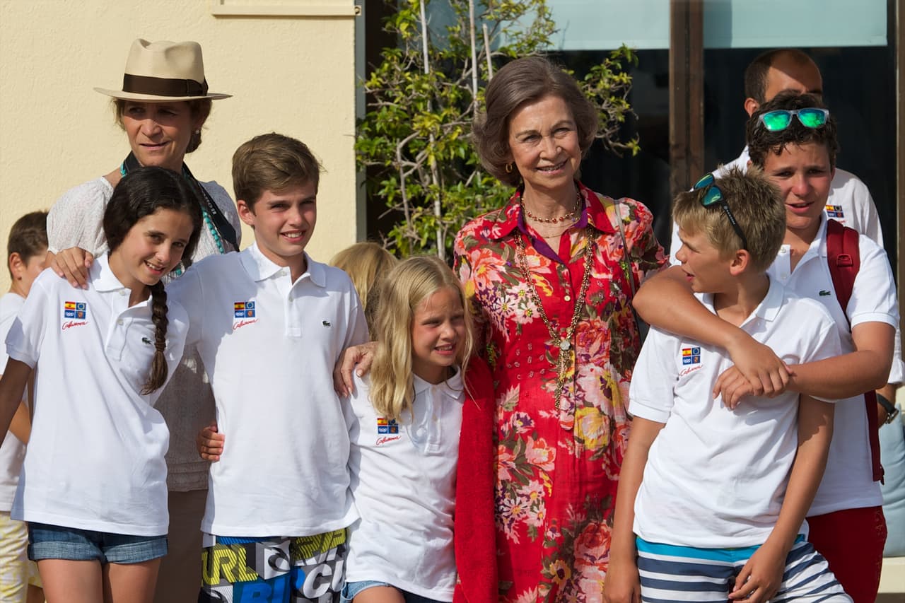 Doña Sofía es una abuela muy cercana a sus nietos. Aquí aparece con Froilán y Victoria, los hijos de la infanta Elena y Pablo, Miguel e Irene, los hijos menores de la infanta Cristina.