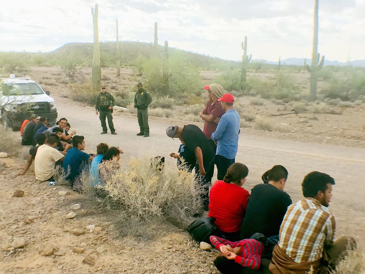 La Patrulla Fronteriza permitió que el equipo de Univision Noticias llegara hasta las zonas donde estaban sentados grandes grupos de inmigrantes. En otras ocasiones Univision Noticias los encontró primero.