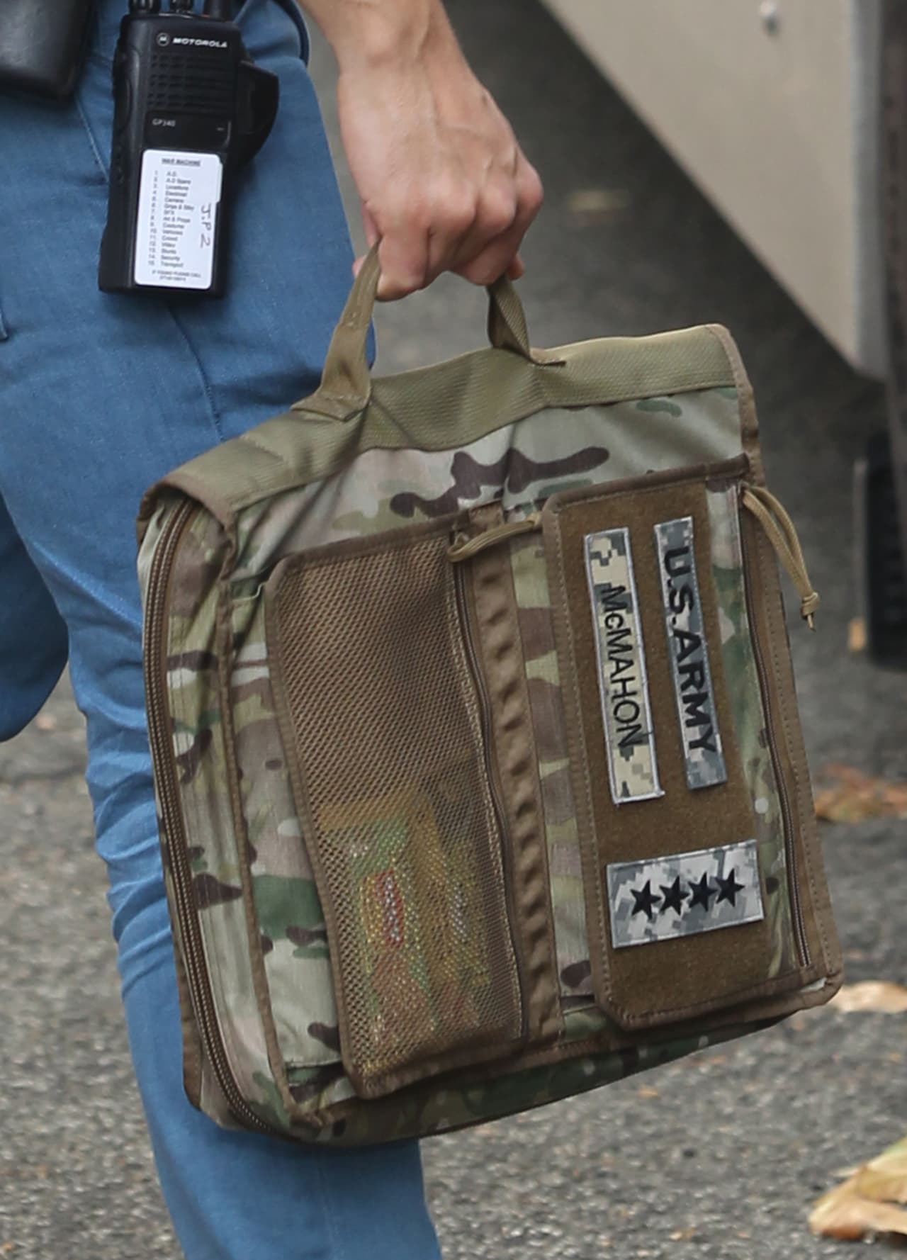 Su maleta militar para la cinta.