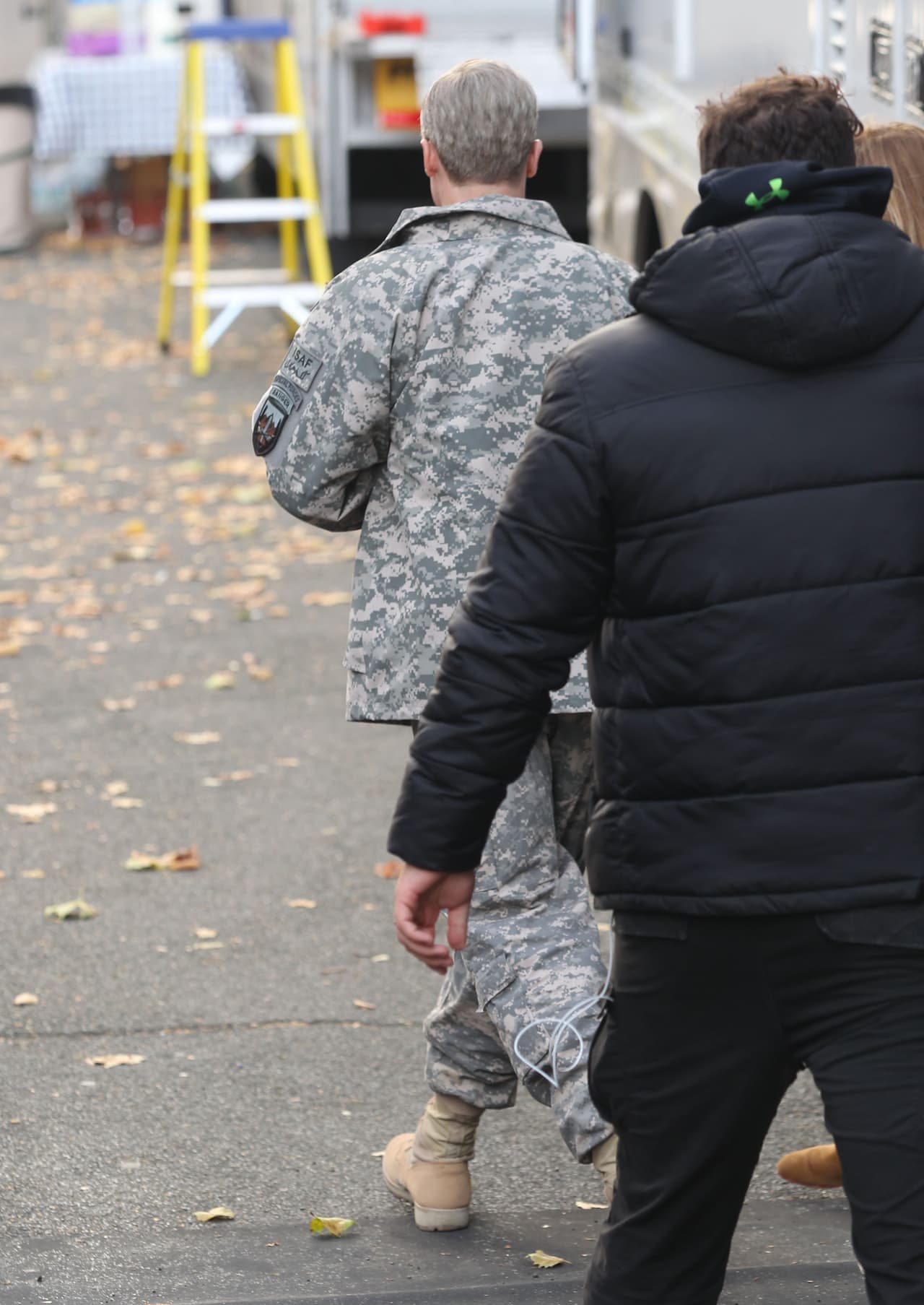 Brad caracterizado como todo un militar.
