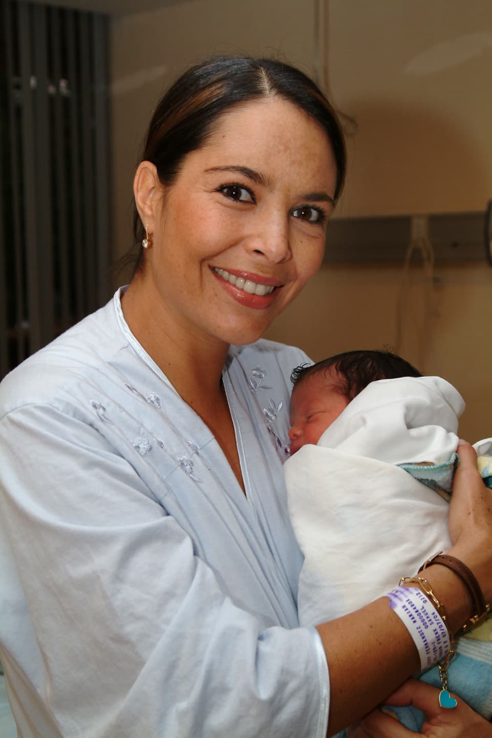 "Pero ahorita no (habrá nada) y 
<b><a href="https://www.univision.com/famosos/talina-fernandez-relata-como-ha-recibido-mensajes-de-su-hija-mariana-levy-desde-el-mas-alla-fotos" target="_blank">Mariana me lo entenderá</a></b> allá en el cielo", comentó. 
<br>