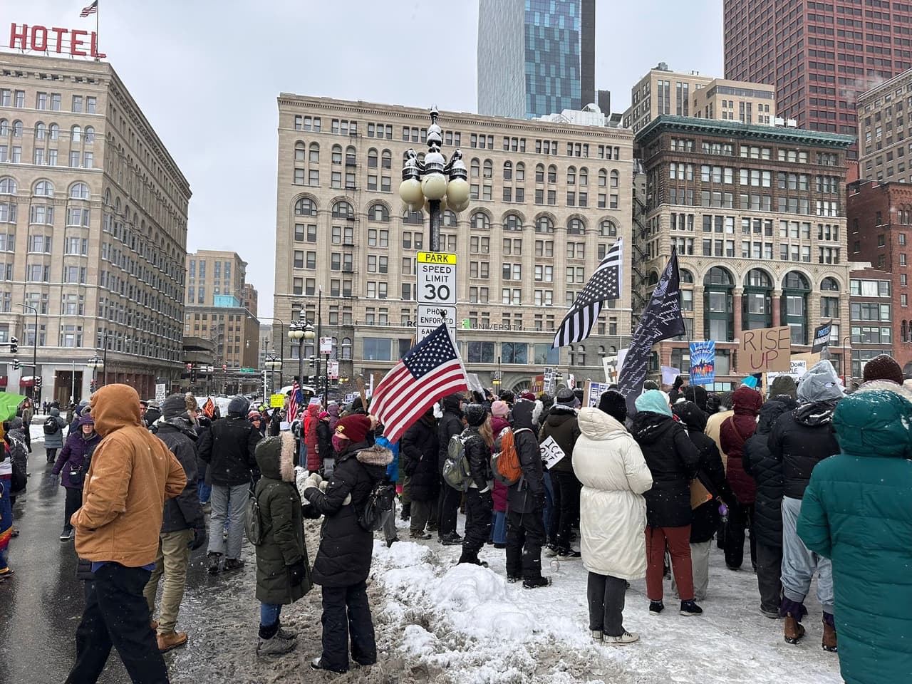 En la protesta también participaron la encargada de la Oficina de los Migrantes en Chicago, Beatriz Ponce de León; la congresista Delia Ramírez; y diversas organizaciones proinmigrantes.