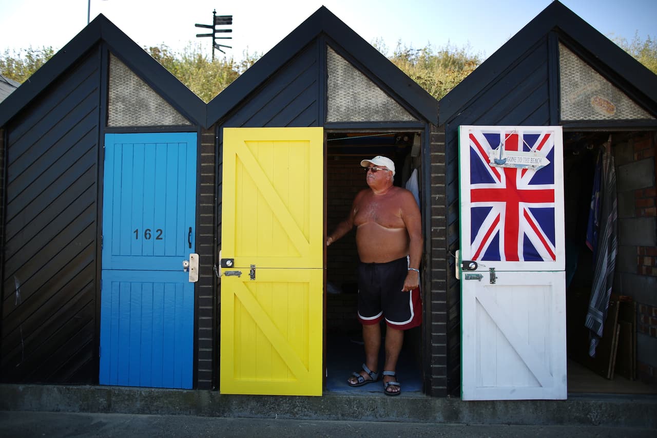 "Queremos recordarle a los residentes y turistas de Florida que se queden en el interior de sus casa o refugios si es posible. Si deben estar afuera, traten de limitar su intensa actividad por las mañanas tempranas y las tardes", dijo el teniente de Bomberos de Miami-Dade, Kirsten Miller. En la foto, un turista saliendo de una cabaña.