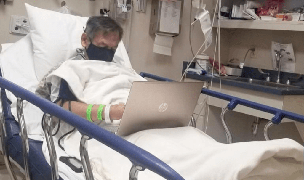 Un maestro hispano revisaba exámenes antes de entrar a una operación en la que murió y la imagen se hace viral