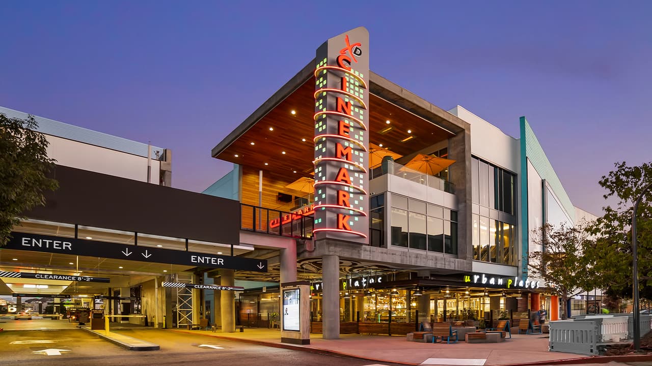 Todos los cines volverán a abrir con horarios escalonados para maximizar las medidas de distanciamiento físico. para más información 
<b><a href="https://www.cinemark.com/theatre-search/" target="_blank">da click aquí. </a></b>