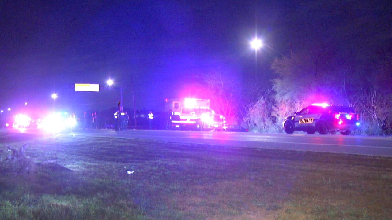 El vehículo golpeó el muro de contención que divide los dos sentidos de la calle S. Presa y terminó impactándose con un poste de contención de una escuela.