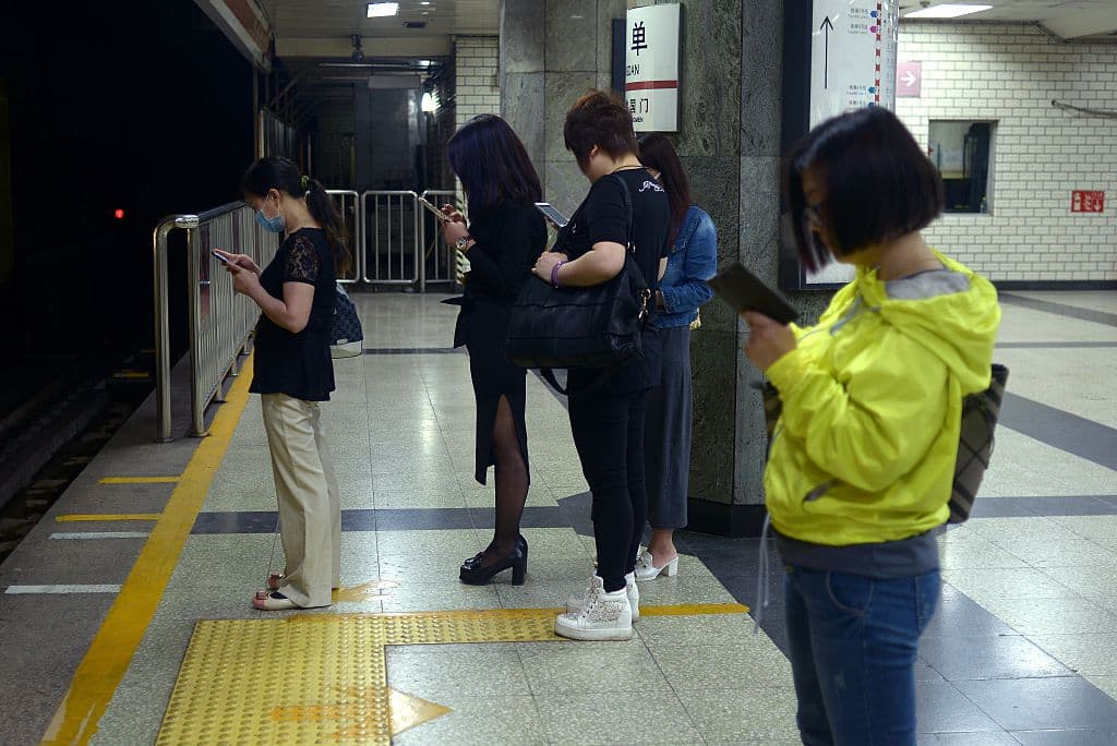 Por su parte, NYPD aconseja evitar ataques, parándose lo más lejos de los rieles del tren, no llevar las billeteras en el bolsillo trasero del pantalón, ni entretenerse en el celular. Y sobre todo no dormirse dentro del tren. Los neoyorquinos, por su parte, han visto como estas medidas no logran ser lo suficientemente efectivas y hasta 
<a href="https://www.univision.com/local/nueva-york-wxtv/delitos-en-el-transporte-publico-de-nueva-york-han-aumentado-un-41-7-durante-el-ano-2022-video">3 ataques se presentaron en las últimas 24 horas,</a> por lo que se preguntan: 
<b>¿Quién va a poner orden el subway de Nueva York?</b>