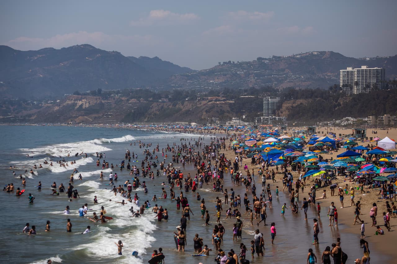 El Servicio Meteorológico de Los Ángeles advirtió que las temperaturas de este domingo serían 'abrasadoras' y en efecto, los reportes confirman récord sobre los 121℉ en Woodland Hills y Chino, marcas no vistas en los últimos 20 años.