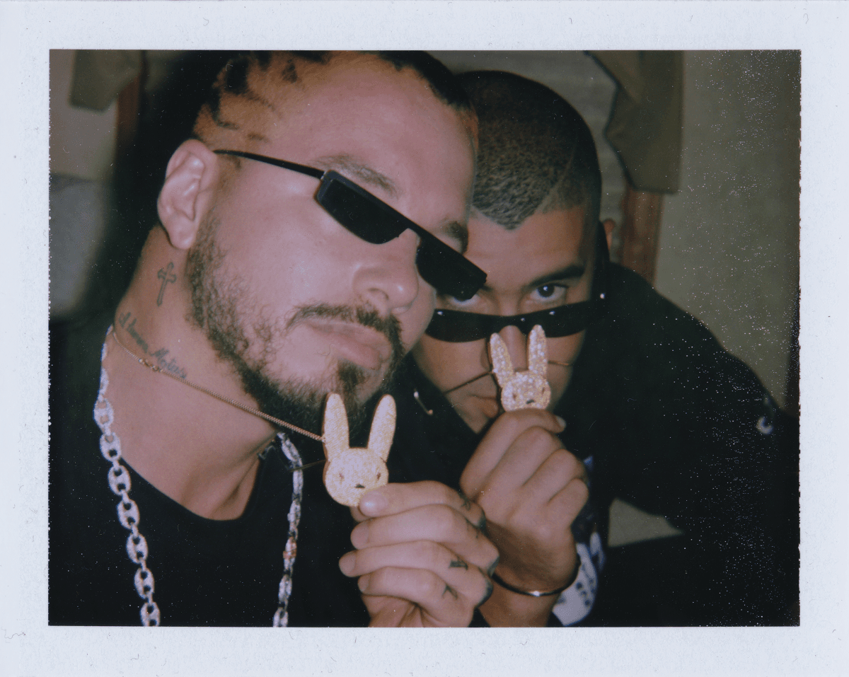 El disco fue lanzado a la par del video del primer sencillo "Qué Pretendes", que en 15 horas ha acumulado 2,594,641 vistas.