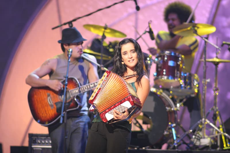 Julieta Venegas estuvo nominada al premio Artista del Año en la categoría Rock, junto a Maná y Kinky, pero fue Juanes quien se llevó el premio. Esa noche cantó 'Andar conmigo', canción de su disco 'Sí', el tercero de su carrera.