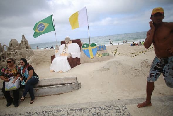 Y el Papa enamoró al mundo ¿Qué tal esta escultura de Francisco en la blanca arena de Copacabana?