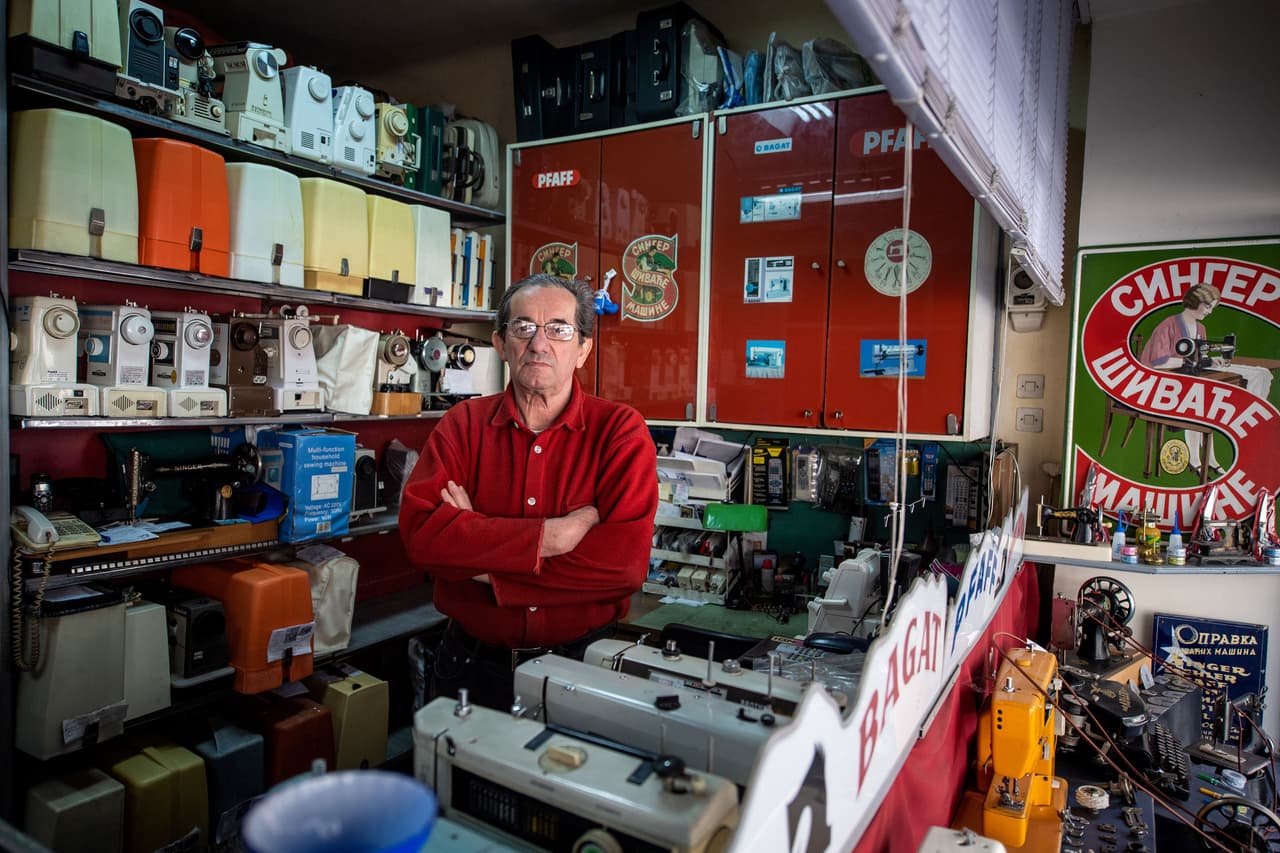 <b>Reparador de máquinas de coser, Rusia. </b>Andreja Nikolic, de 69 años, tiene un taller de reparación de máquinas de coser desde hace 40 años en Belgrado. Dijo que comparado con viejos tiempos, hoy en día los clientes rara vez traen máquinas de coser o máquinas escribir para reparar.