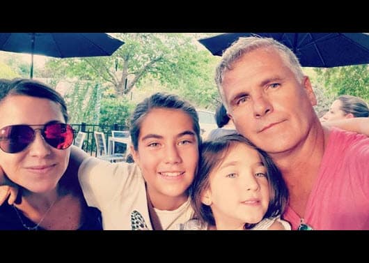 Aunque el salario no es muy alto, sí le permite sobrevivir: “Gano cerca de 1,300 dólares al mes, que aunque no es lo que estaba acostumbrado, me ayuda a solventar mis gastos”.