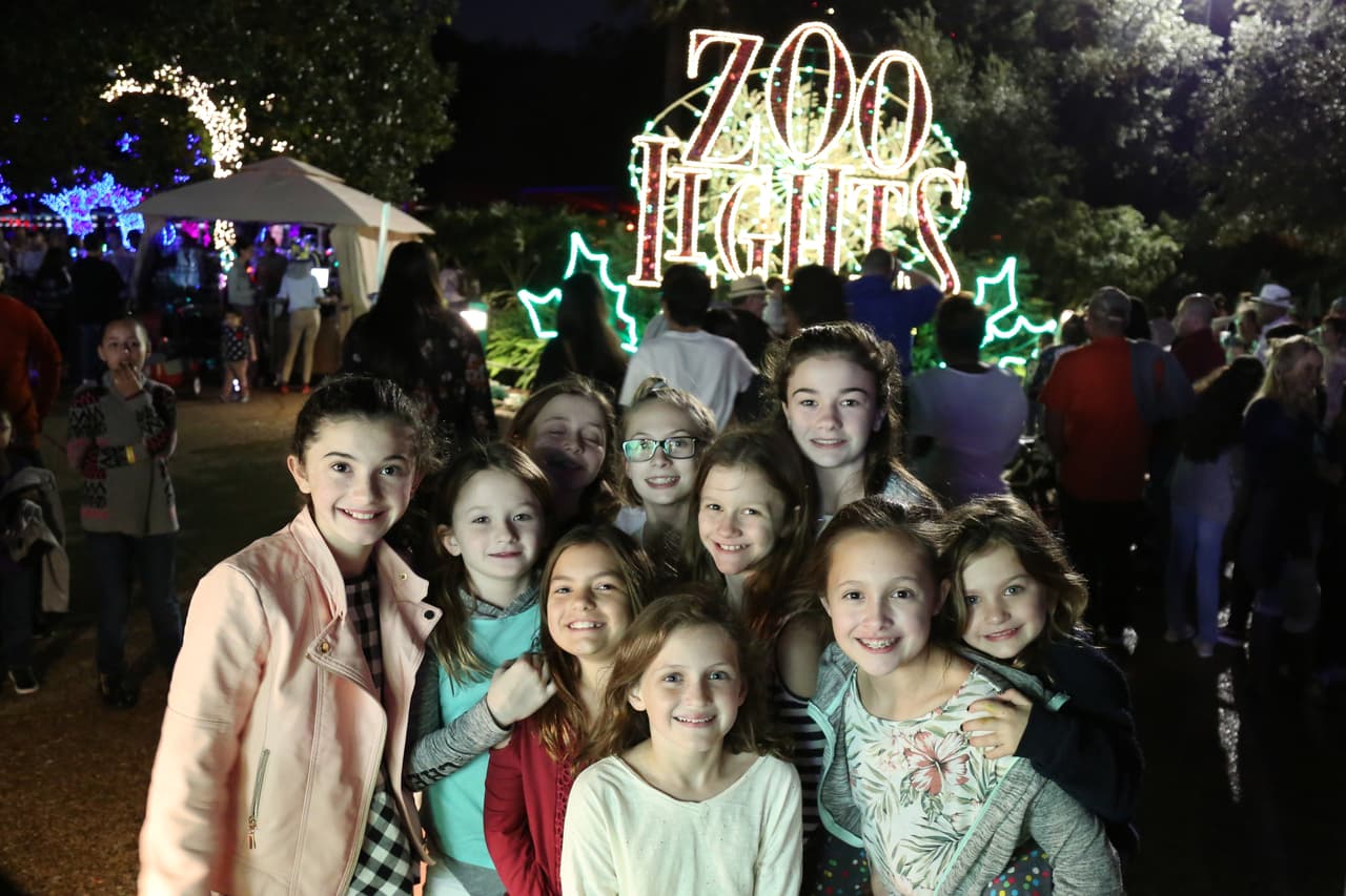 Un grupo de niñas posó para el lente de Univision el sábado 18 de noviembre, día de la apertura al público del festival de luces.