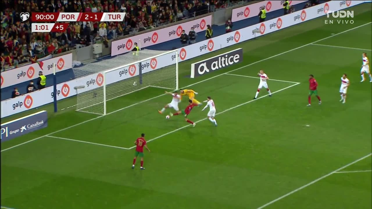 ¡TIRO ATAJADO! disparo por Cristiano Ronaldo.