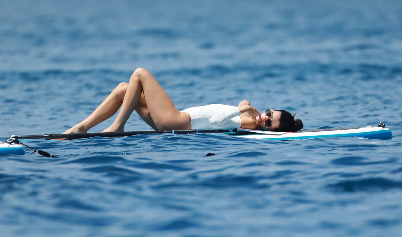 Toda la semana, las hermanas Kendall Jenner y Kourtney Kardashian han sido vistas disfrutando del sol en un yate en la localidad francesa de Antibes. Kourtney ha estado con su novio, Younnes, mientras Kendall Jenner ha optado por broncearse y pasear sobre un paddleboard y un jet-ski.