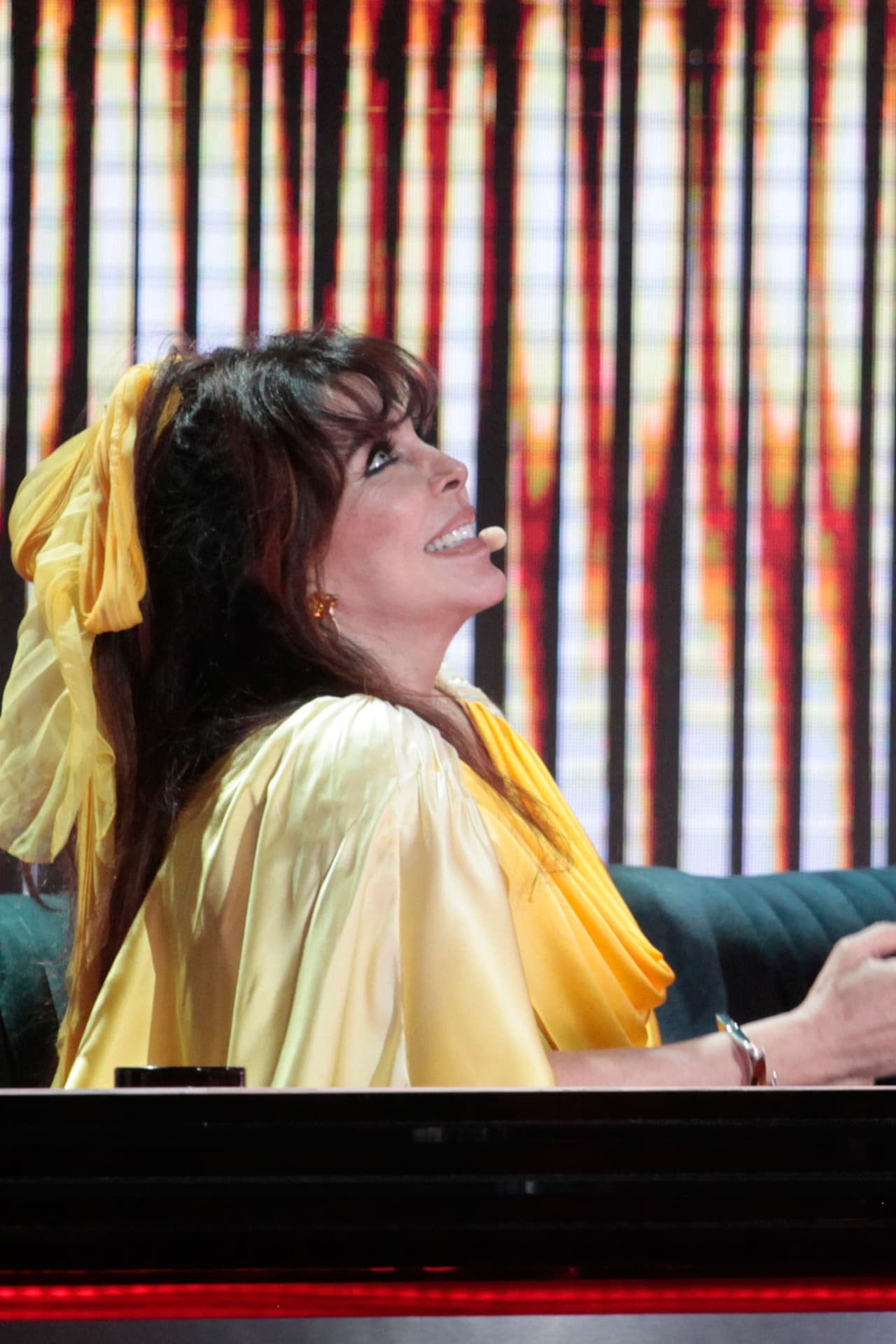 La actriz, cantante, modelo, bailarina y presentadora llevaba un listón en el pelo, que era del mismo color de su vestido.